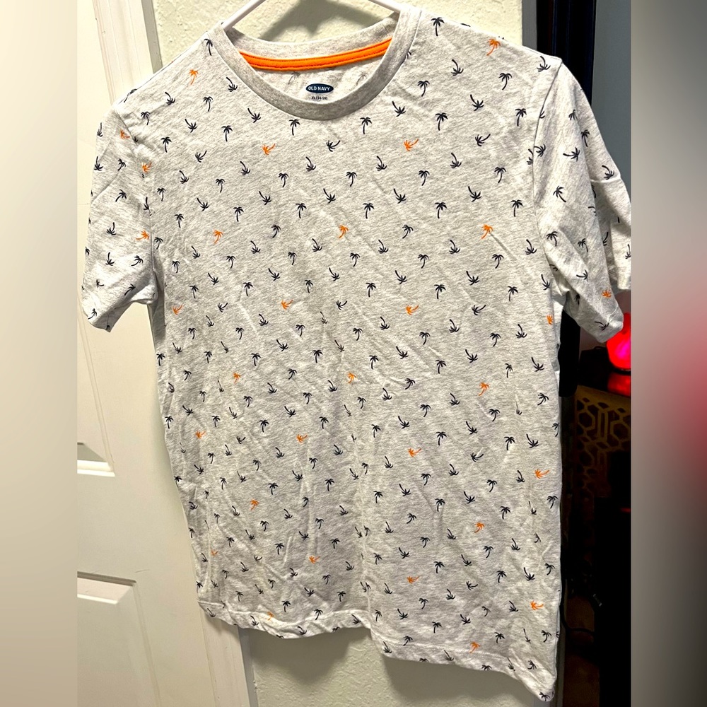 Old Navy tee shirt with palm tree print